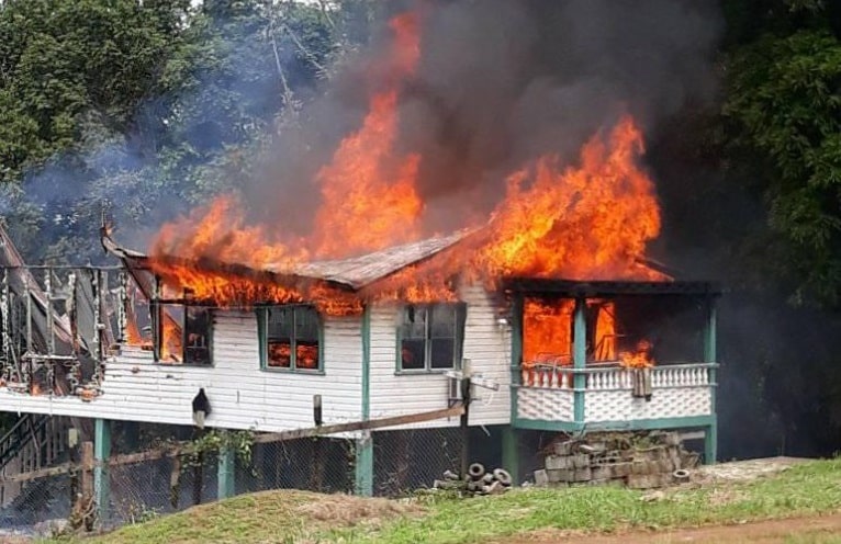 Incendio en la casa de un médico cubano en Guyana Foto: Maximino Lamoth Quiala – Facebook