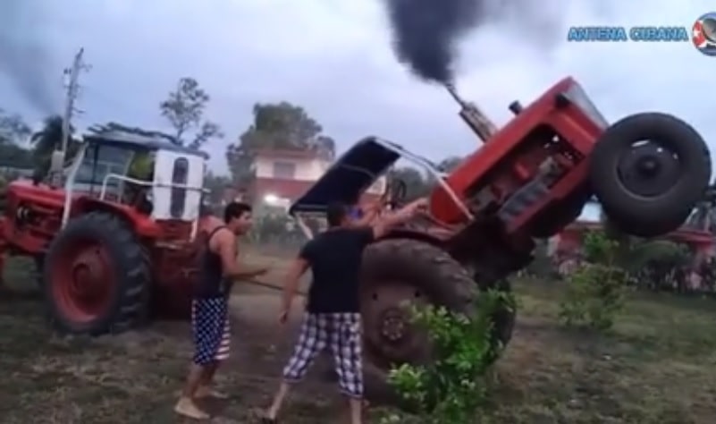 Inusual duelo de tractores se produjo en Cuba Foto: Facebook Rodando Por Cuba