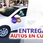 Entregan autos a dos médicos en Cuba