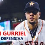 Yuli Gurriel se roba las cámaras en MLB tras atrapar la bola sin mirar