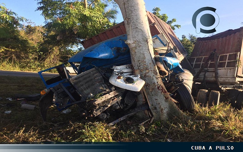 De milagro sobreviven camioneros a aparatoso accidente en Cuba (Fotos)