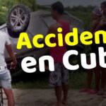 Accidente en Manzanillo deja auto destrozado