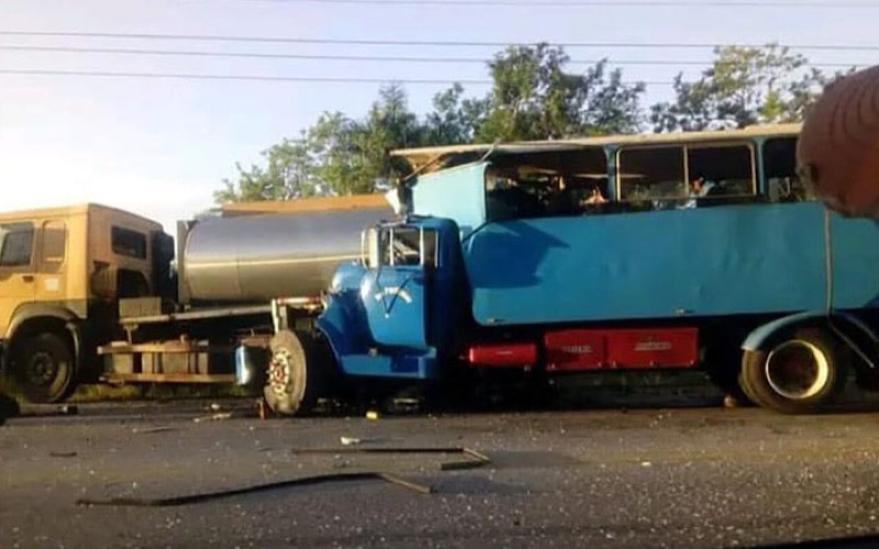 Choque entre camión de pasajeros y carro cisterna en Mayabeque