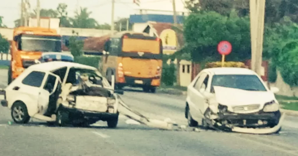 Aparatoso accidente entre dos autos en La Habana, Cuba