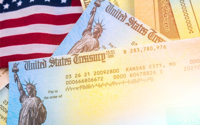 Anuncian envío de tres cheques de estímulo de hasta $1800 dólares que ayudará miles de residentes en Estados Unidos
