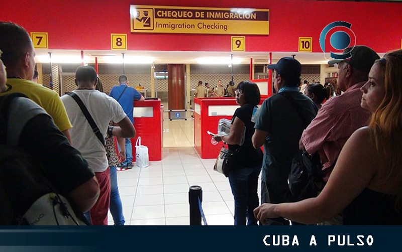 Restringen salida de Cuba de personas con deudas en ONAT