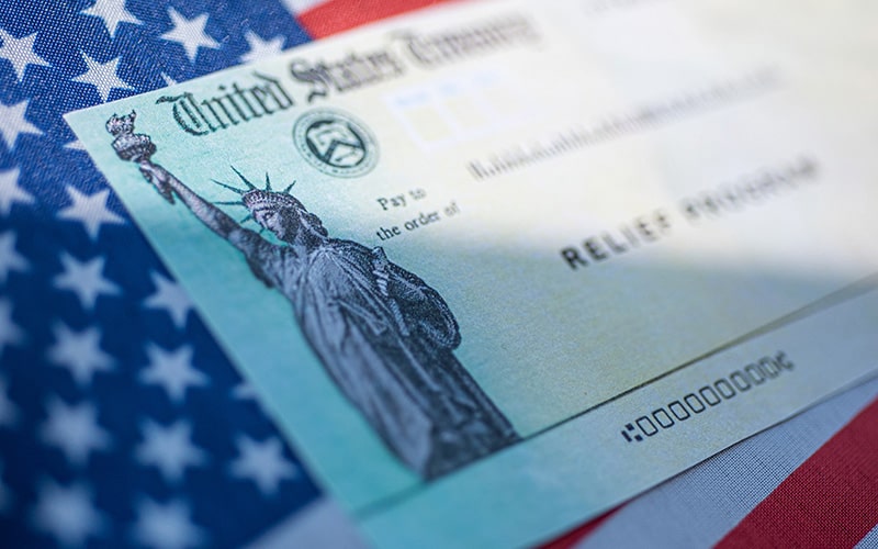 Otorgarán en noviembre cheques de estímulo en Estados Unidos como alivio por la inflación en 2023
