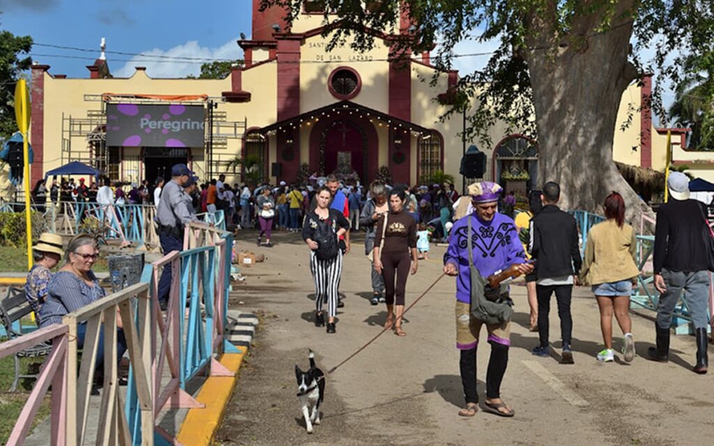 Día de San Lázaro en Cuba peregrinación en El Rincón 2024 - Foto Otmaro Rodríguez fotorreportero de OnCubanews