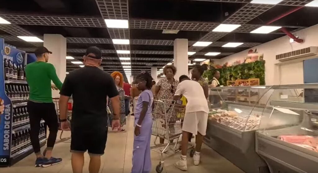 Supermercado moderno 3ra y 70 en Cuba