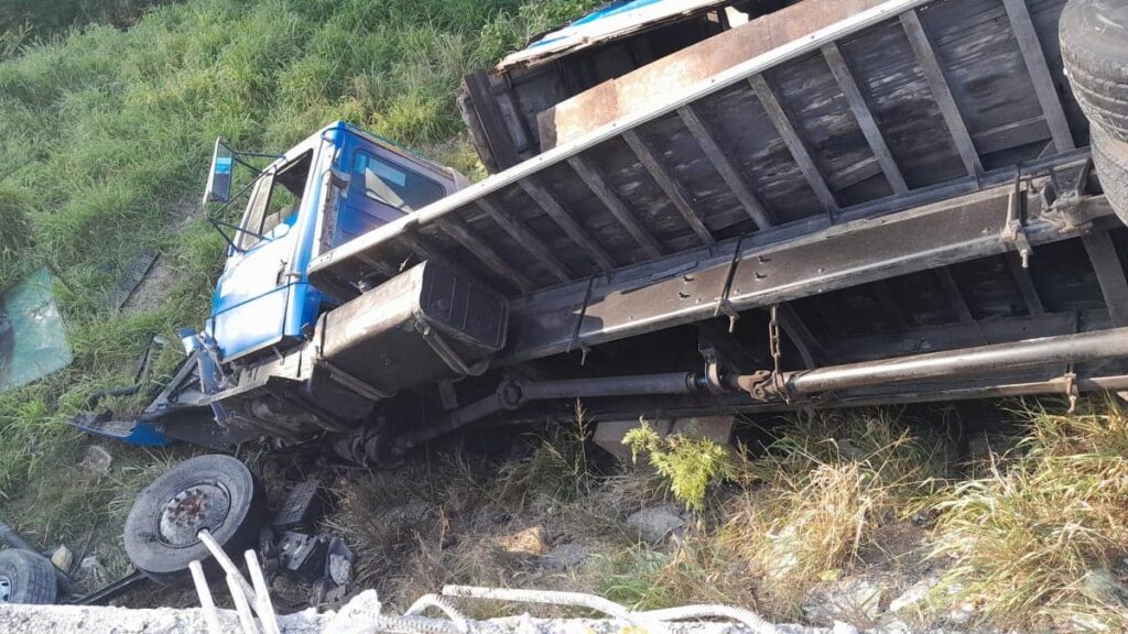 Camión cae puente Pinar del Rio (1)