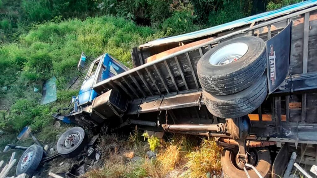 Camión cae puente Pinar del Rio