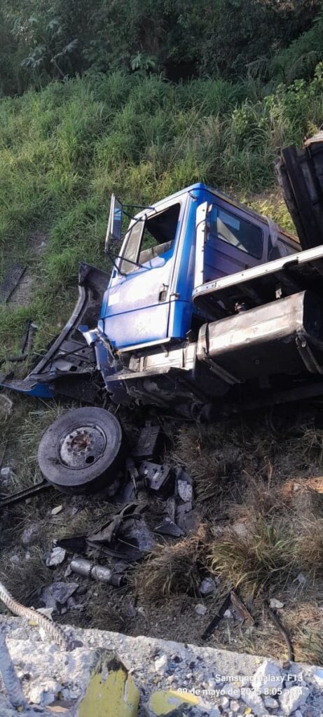 Camión cae puente Pinar del Rio (5)