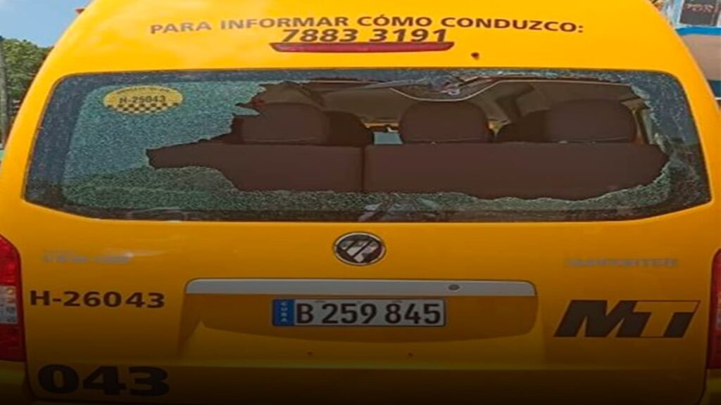 Apedrean microbús La Habana