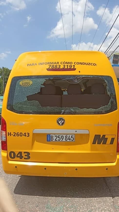 Microbús de Taxis Cuba apedreado en La Habana