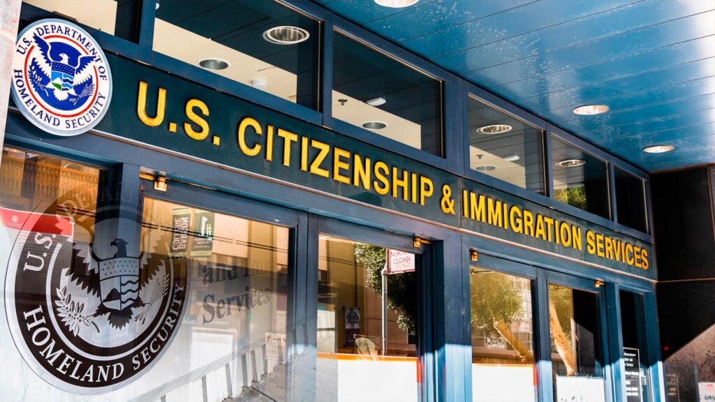 Política USCIS afecta reunificación familiar